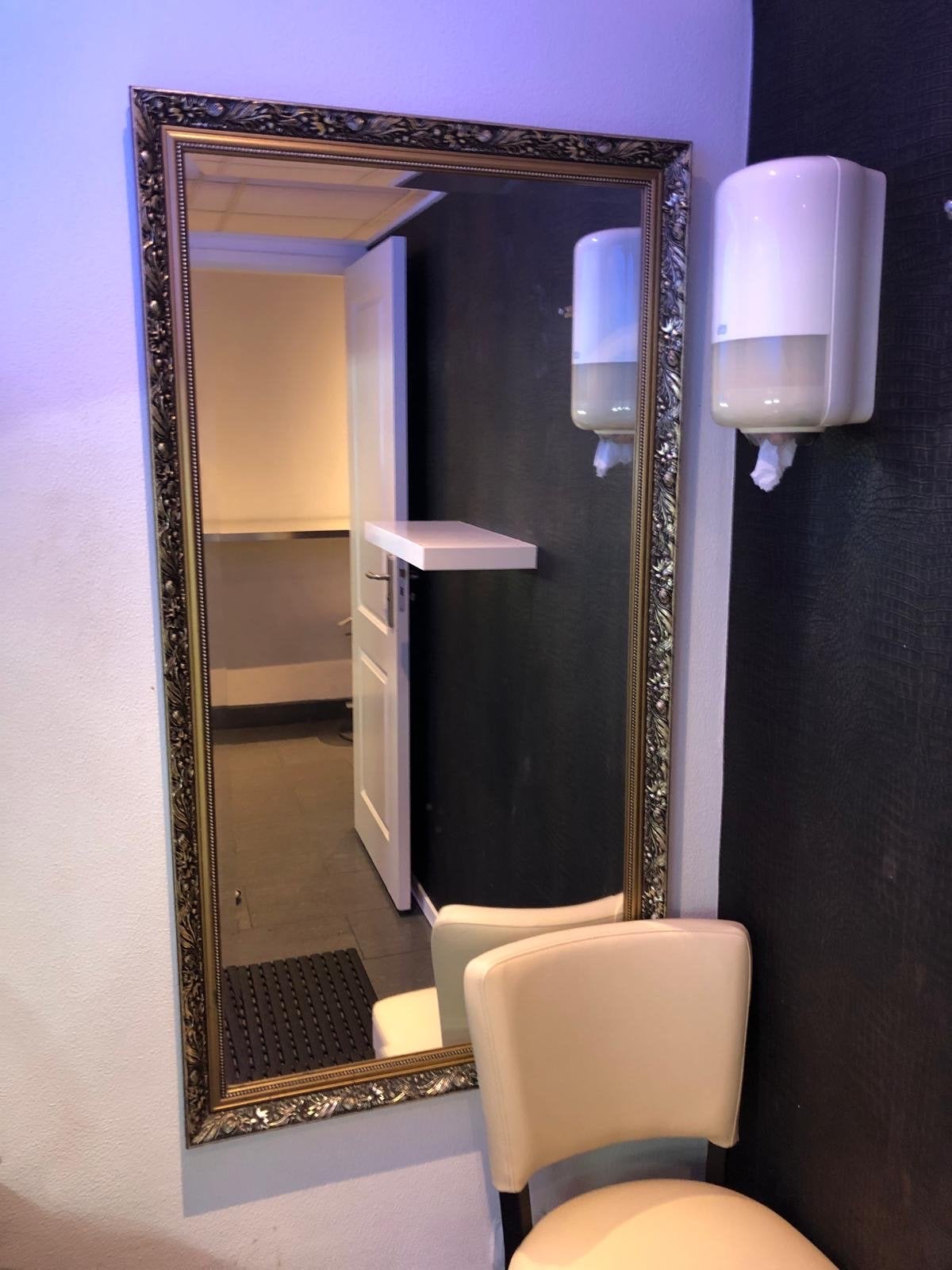 Grote spiegel met sierlijke gouden lijst, Huis en Inrichting, Woonaccessoires | Spiegels, Ophalen, Gebruikt, 150 tot 200 cm, Rechthoekig