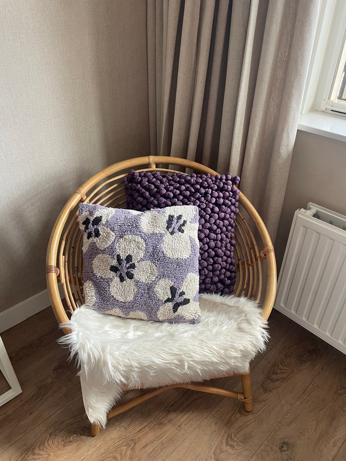 Rotan fauteuil met schapenvacht, Ophalen, Bruin, Riet of Rotan, Zo goed als nieuw
