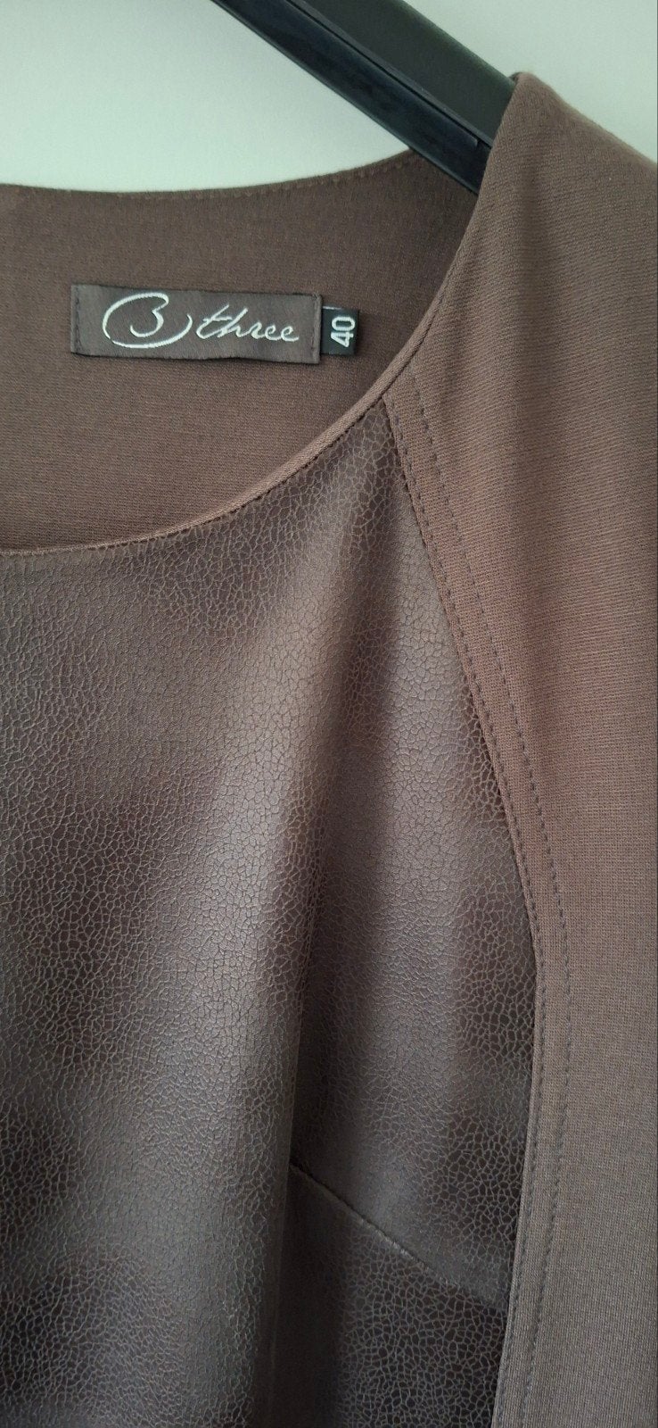 B Three jurk bruin met leerlook details, maat 40 NIEUW, Ophalen of Verzenden