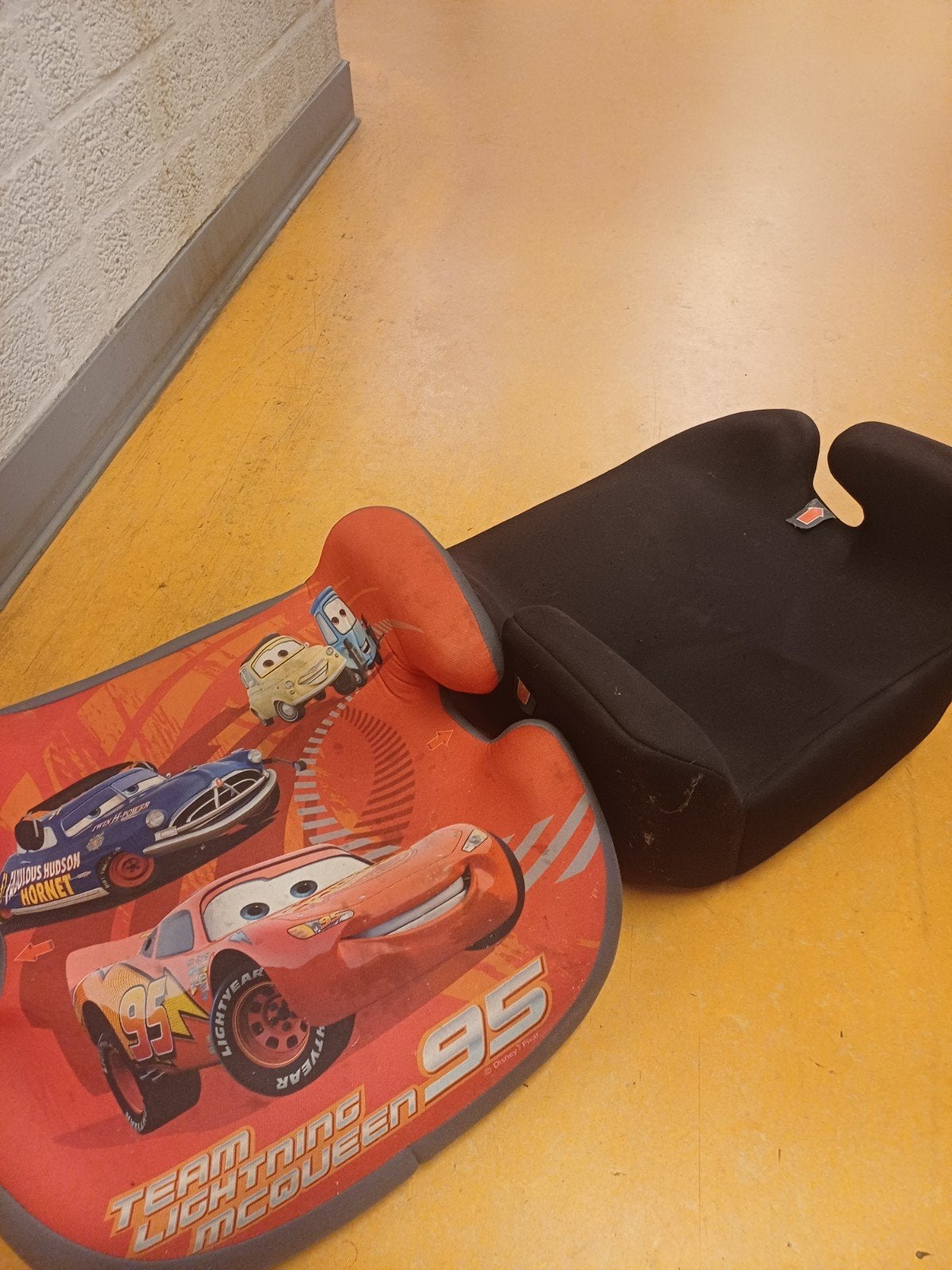 Autostoelverhoger Cars Lightning McQueen + zwarte, 15 t/m 36 kg, Ophalen, Overige merken, Gebruikt