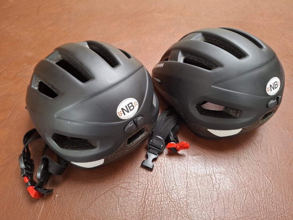 2 Fietshelmen, Fietsen en Brommers, Fietsaccessoires | Fietshelmen, Ophalen, Zo goed als nieuw, Heer of Dame
