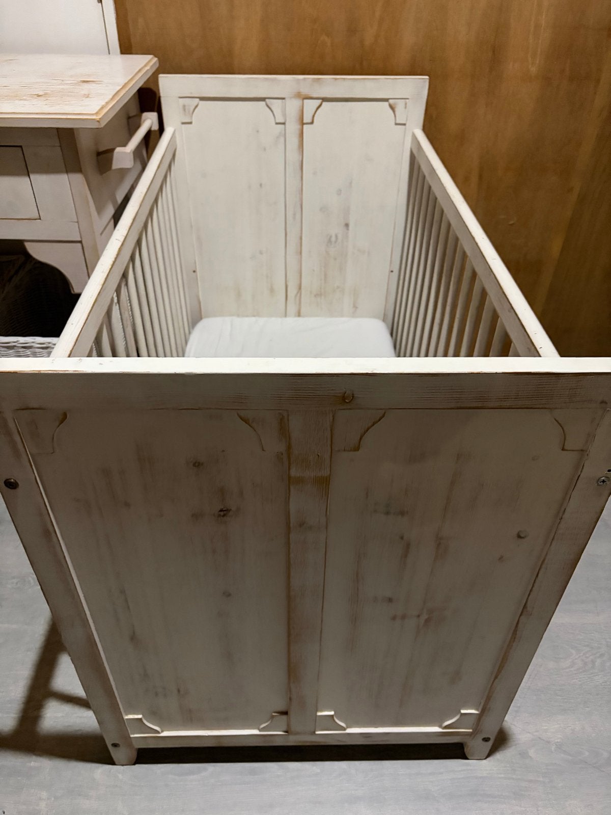 Witte houten babywieg en commode met rieten manden, Gebruikt, Eenpersoons, Wit, Ophalen of Verzenden