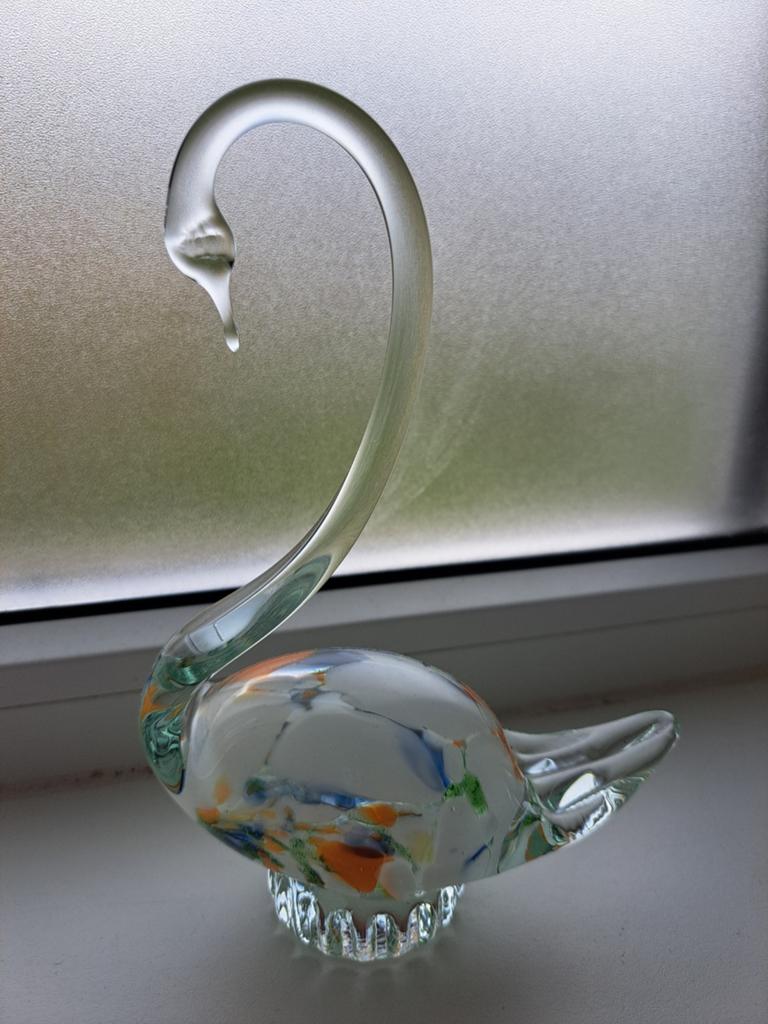 Glazen Zwaan met Kleurrijke Accentjes - Decoratief Beeldje, Ophalen of Verzenden