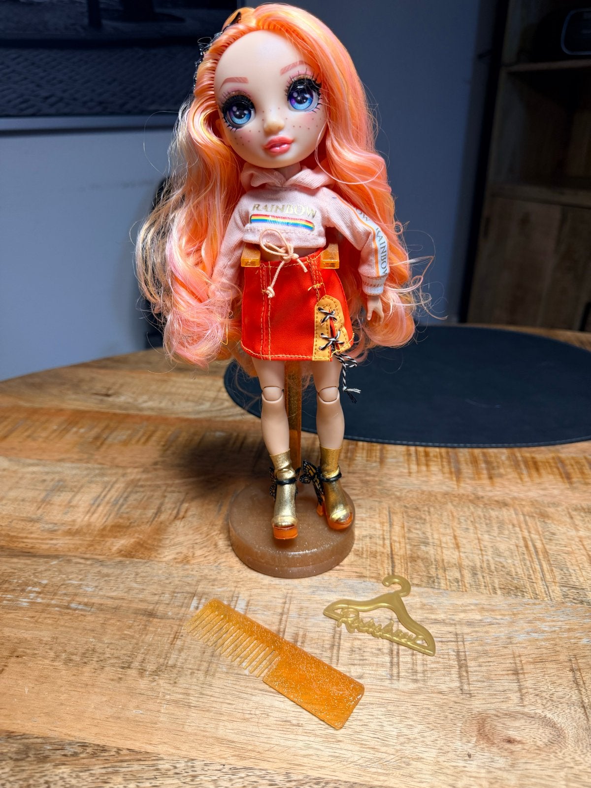 Rainbow High Sunny Madison pop met accessoires, Kinderen en Baby's, Speelgoed | Poppen, Ophalen, Zo goed als nieuw, Overige typen