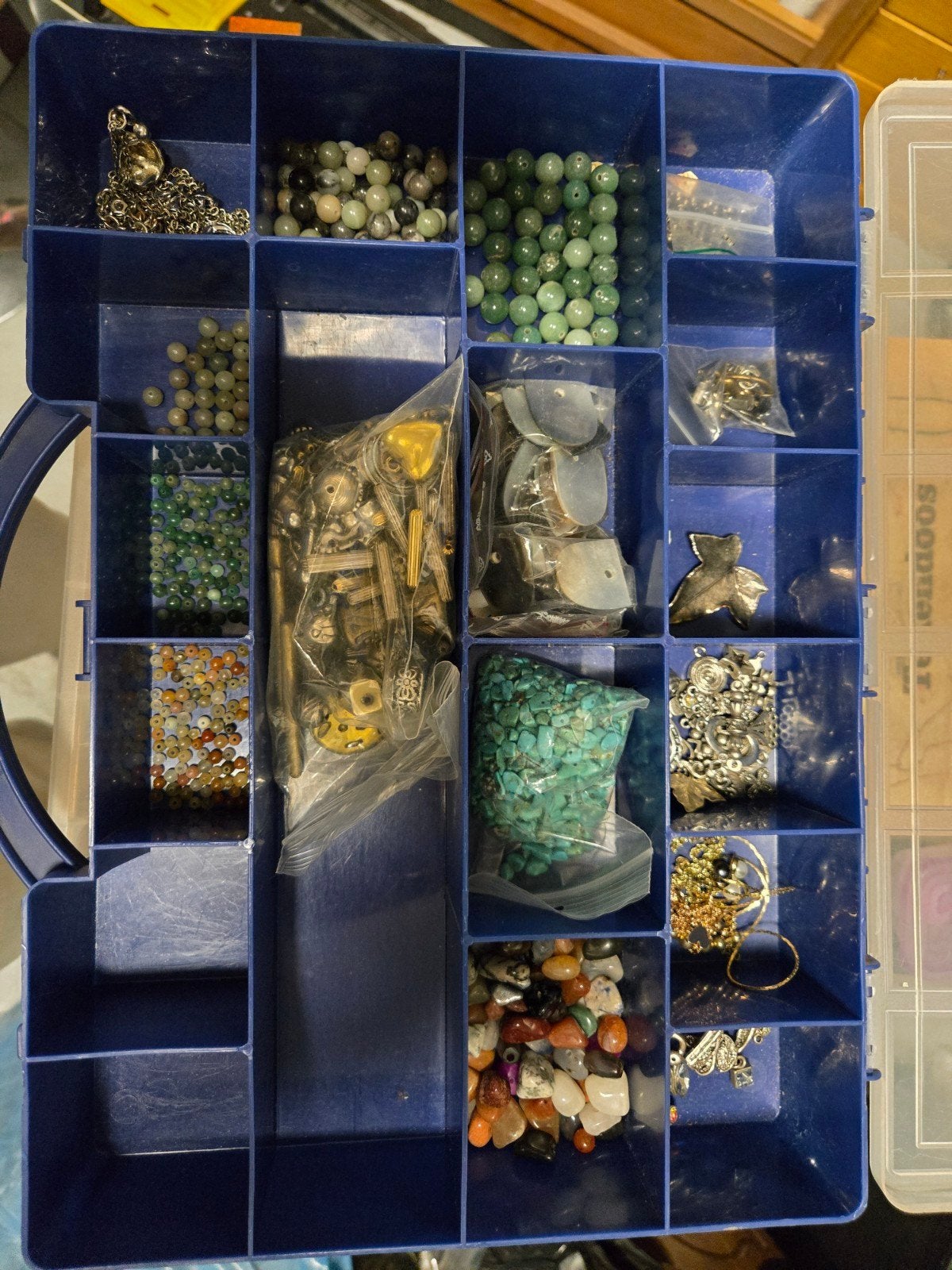 Doos met kralen, edelstenen, sieraden en parelmoer, Ophalen, Zo goed als nieuw, Overige typen