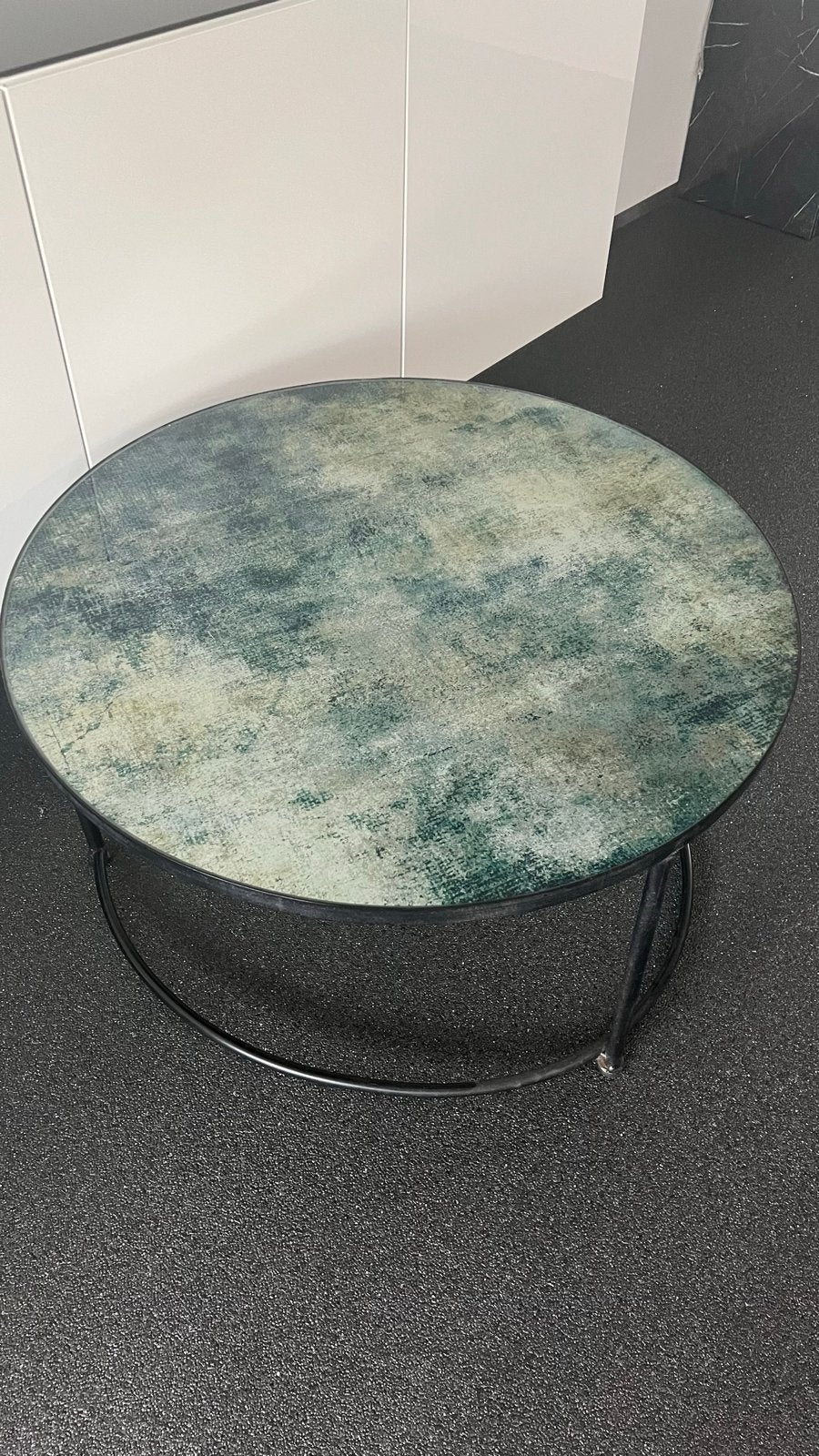 Ronde salontafel met glazen blad en ijzeren poten, Ophalen, Rond, Minder dan 50 cm, 50 tot 100 cm