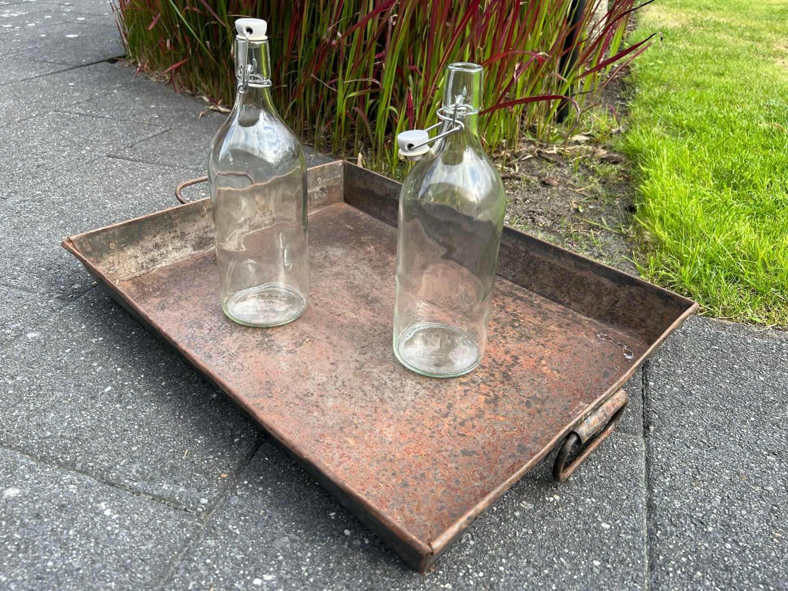 Metalen dienblad met 2 glazen flessen van 1 liter, Ophalen of Verzenden