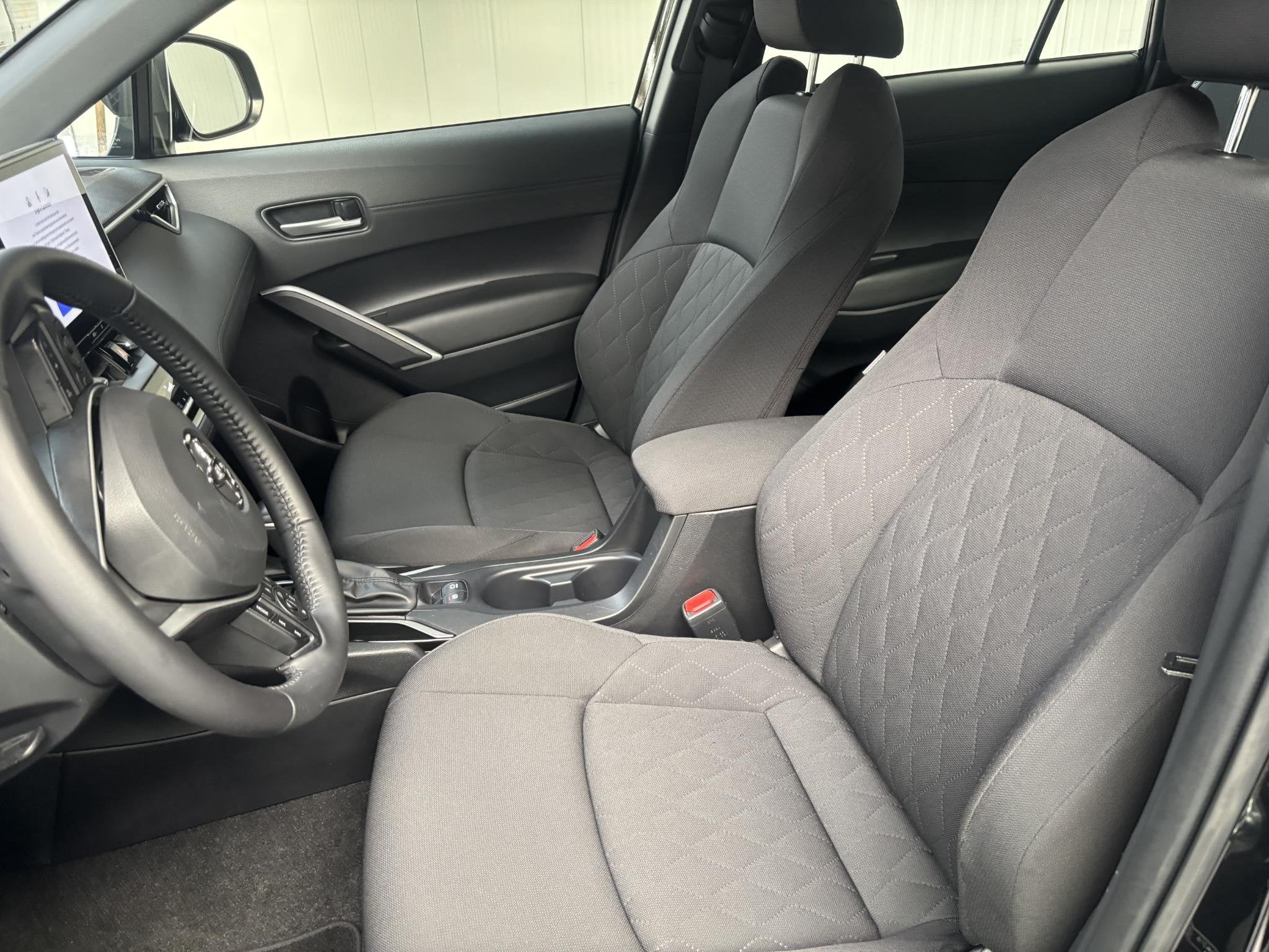 Toyota Corolla Cross Hybrid 140 Active, Auto's, Stof, Gebruikt, Zwart, Origineel Nederlands