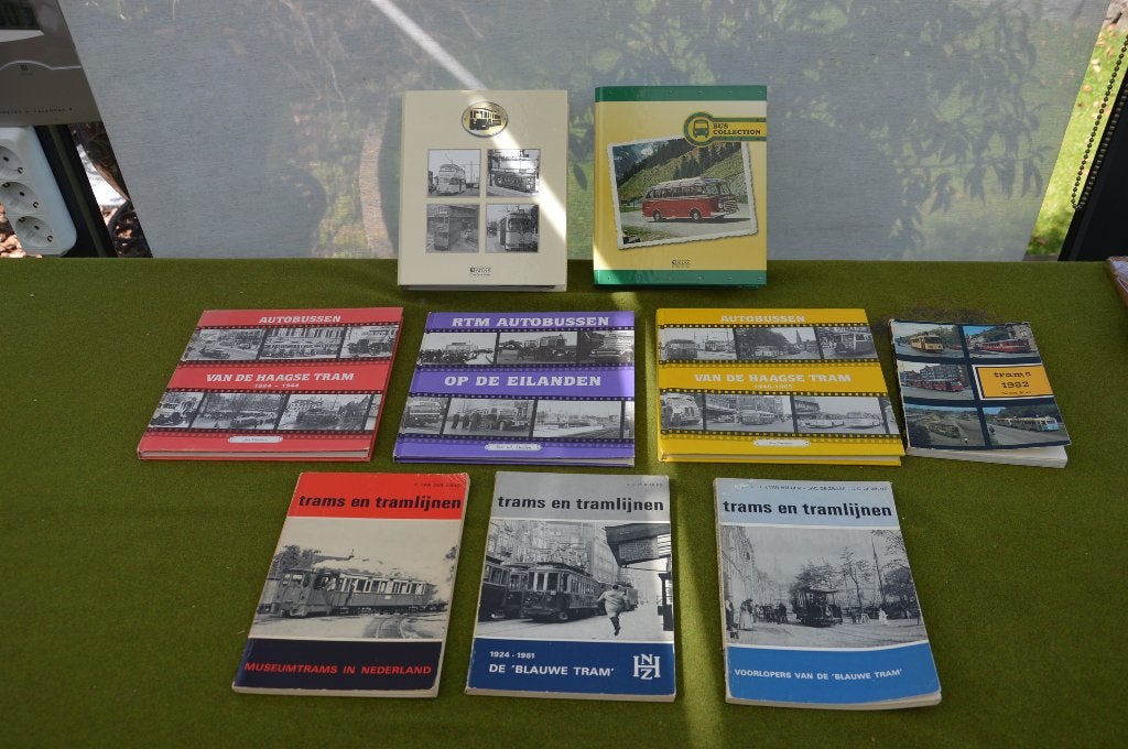 9 vintage boeken over autobussen, Scania bussen en trams, Ophalen of Verzenden, Gebruikt, Tram, Boek of Tijdschrift