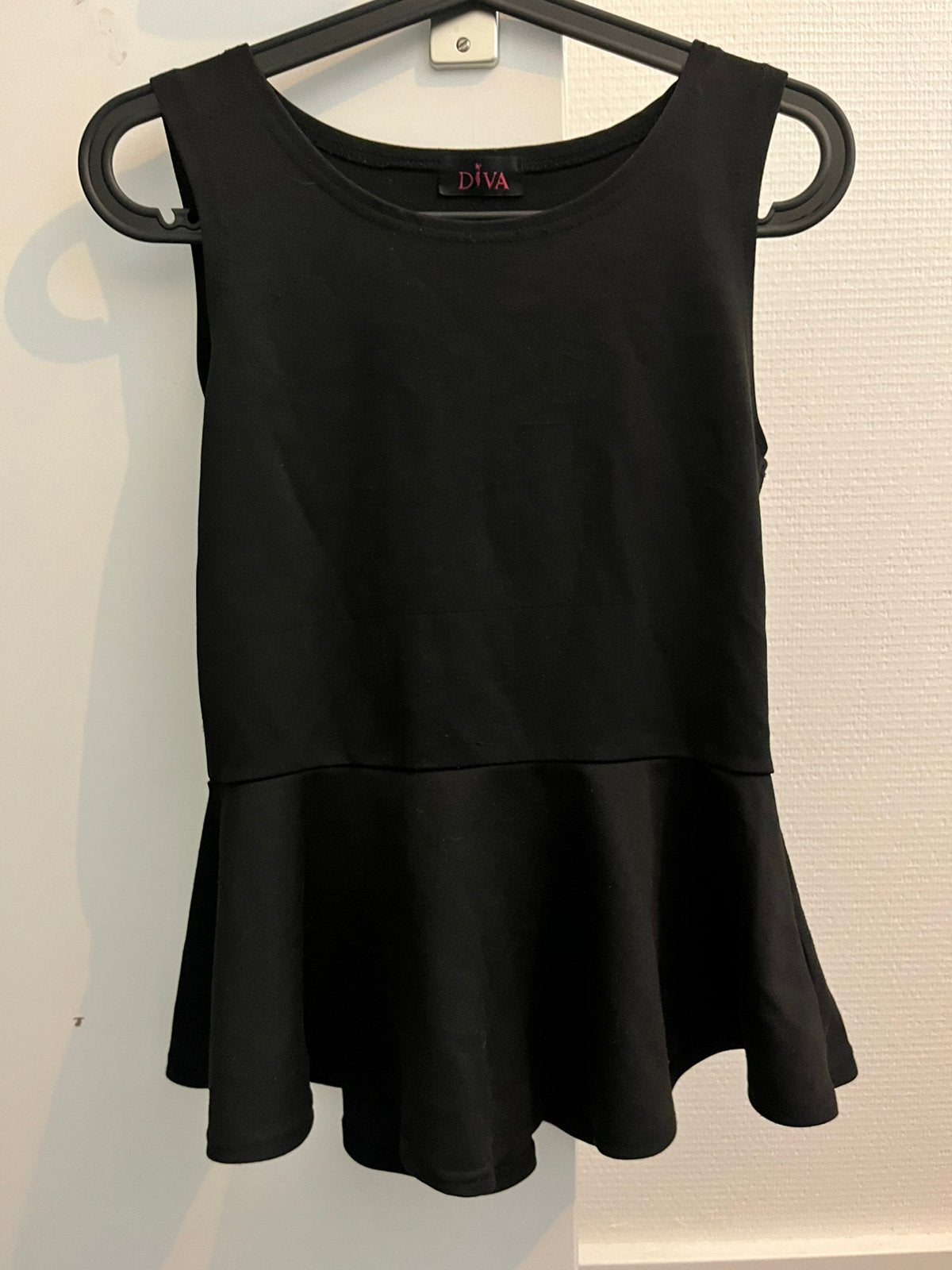 Zwarte peplum top van DiVA, maat M, Maat 38/40 (M), Zwart, Ophalen of Verzenden, Zo goed als nieuw