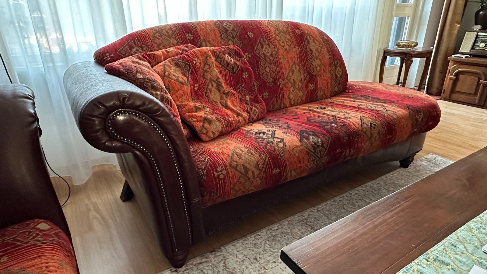 Chaise longue met oosterse print en lederen armleuning, Ophalen, Gebruikt, Eenpersoons, 200 tot 250 cm
