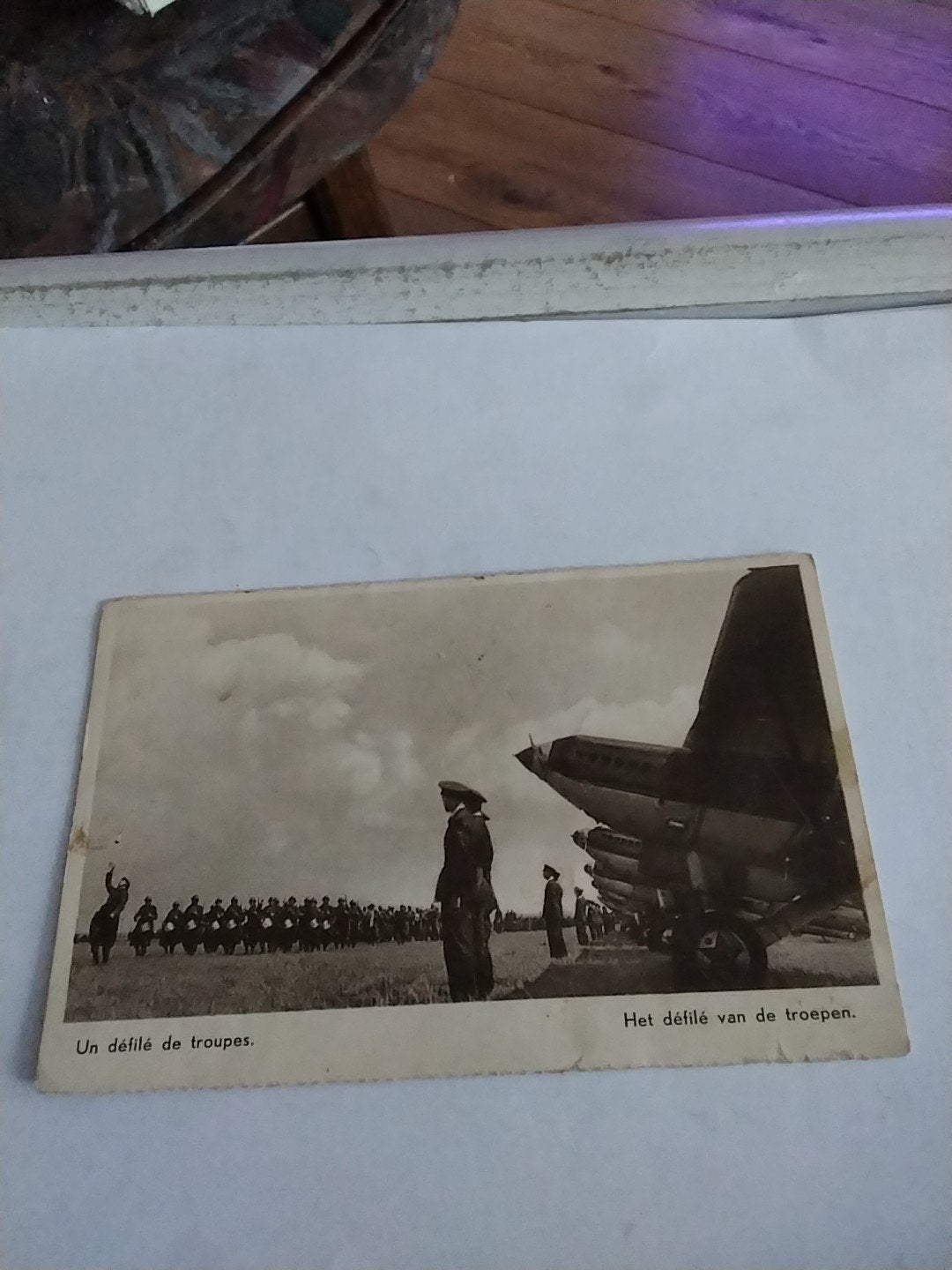 Zeldzame Oorlogspostkaart: Troependefilé met Vliegtuig, Verzamelen, Ophalen of Verzenden, Voor 1920, Gelopen
