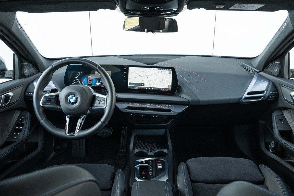 BMW 1 Serie 120 M Sport Automaat / Sportstoelen / Comfort Ac, Auto's, BMW, Gebruikt, 156 pk, Met garantie (alle), Origineel Nederlands