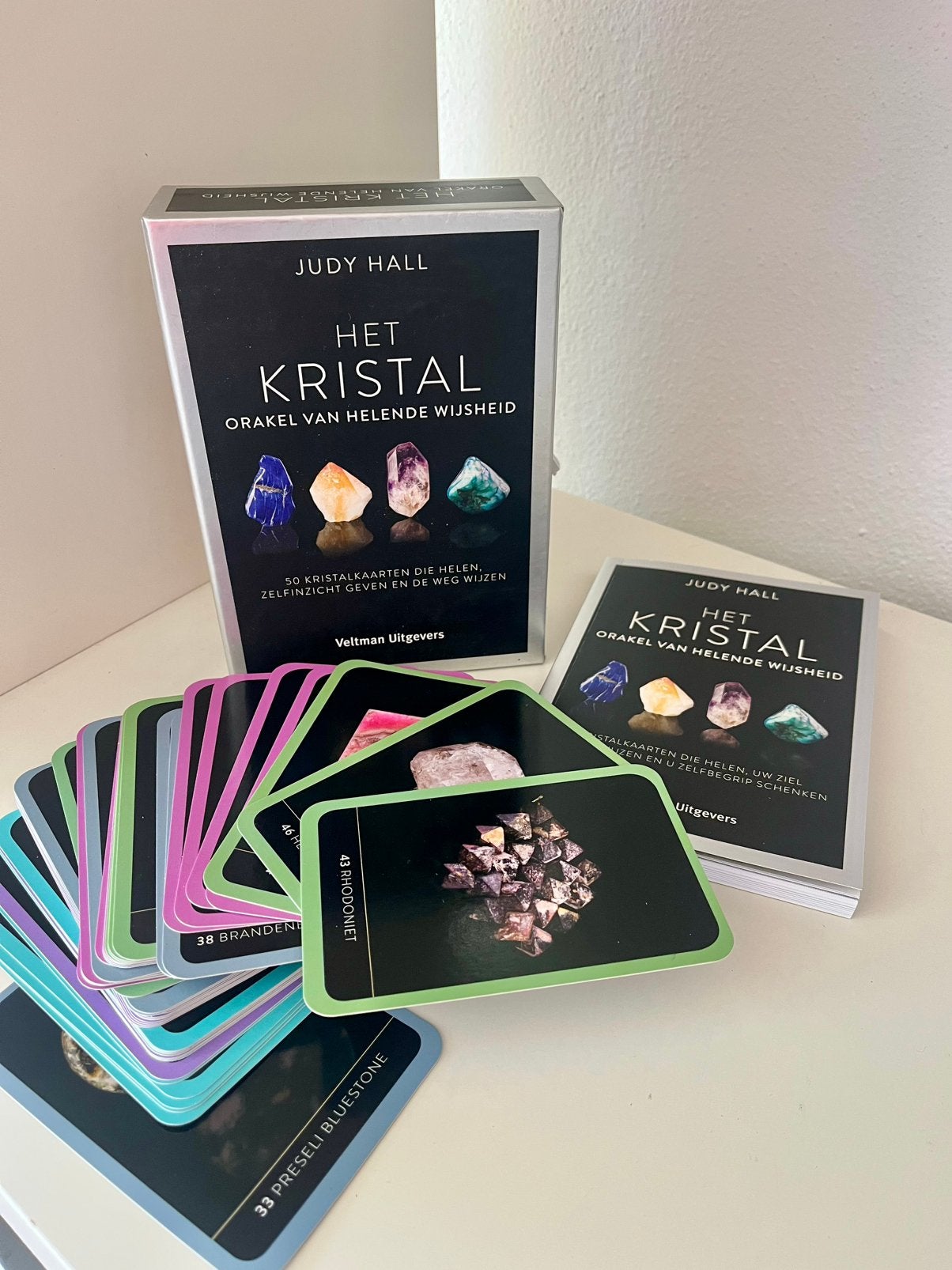 Het Kristal, orakel van helende wijsheid - Judy Hall, Boeken, Esoterie en Spiritualiteit, Ophalen of Verzenden, Zo goed als nieuw