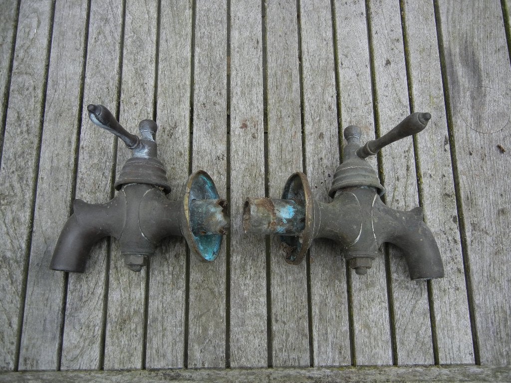 2 Antieke bronzen tapkranen, Verzenden, Brons