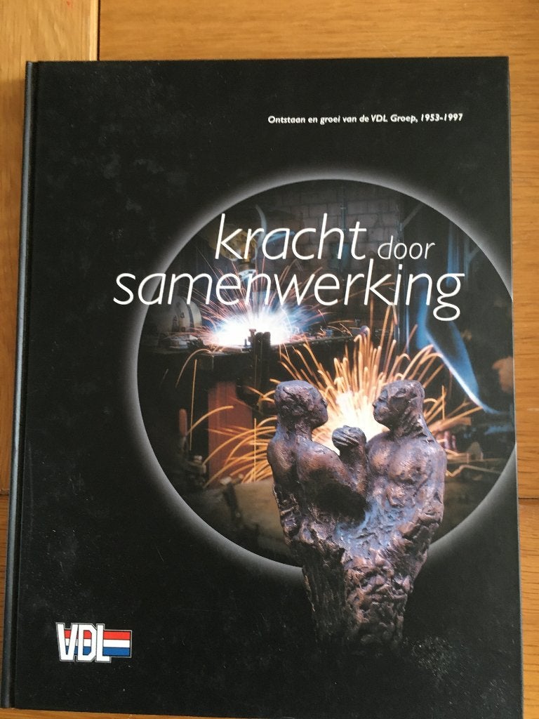 VDL Kracht door samenwerking 1953 - 1997 - Ontstaan en groei, Ophalen of Verzenden, Zo goed als nieuw, Overige merken