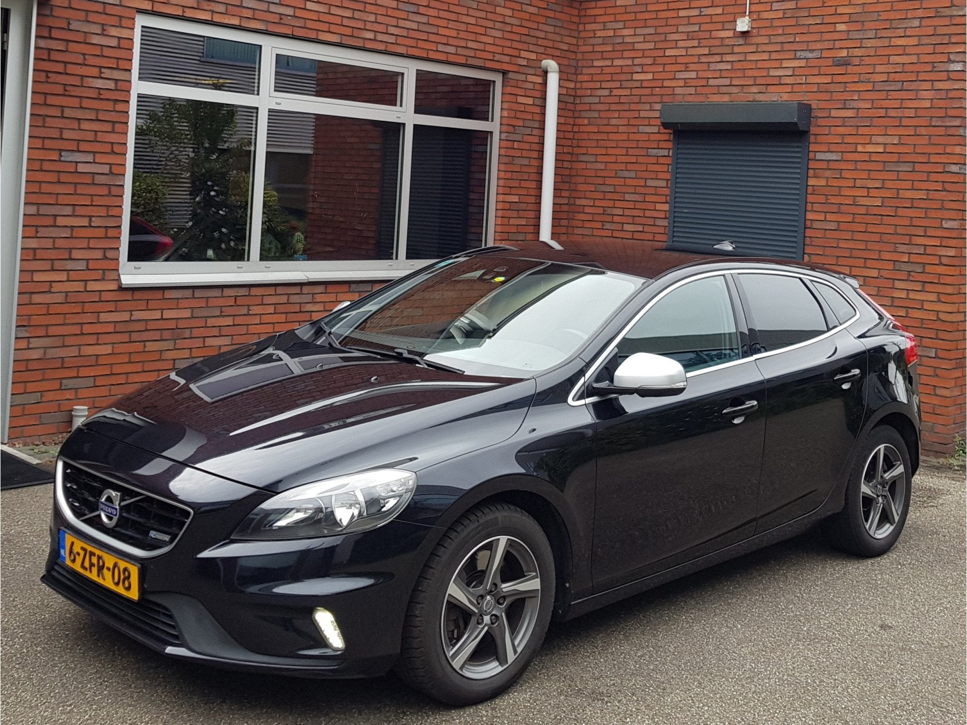 Volvo V40 D4 R Design Navi Trekhaak 1/2 Leder Ecc (bj 2014), Auto's, Voorwielaandrijving, Gebruikt, Zwart, Bedrijf