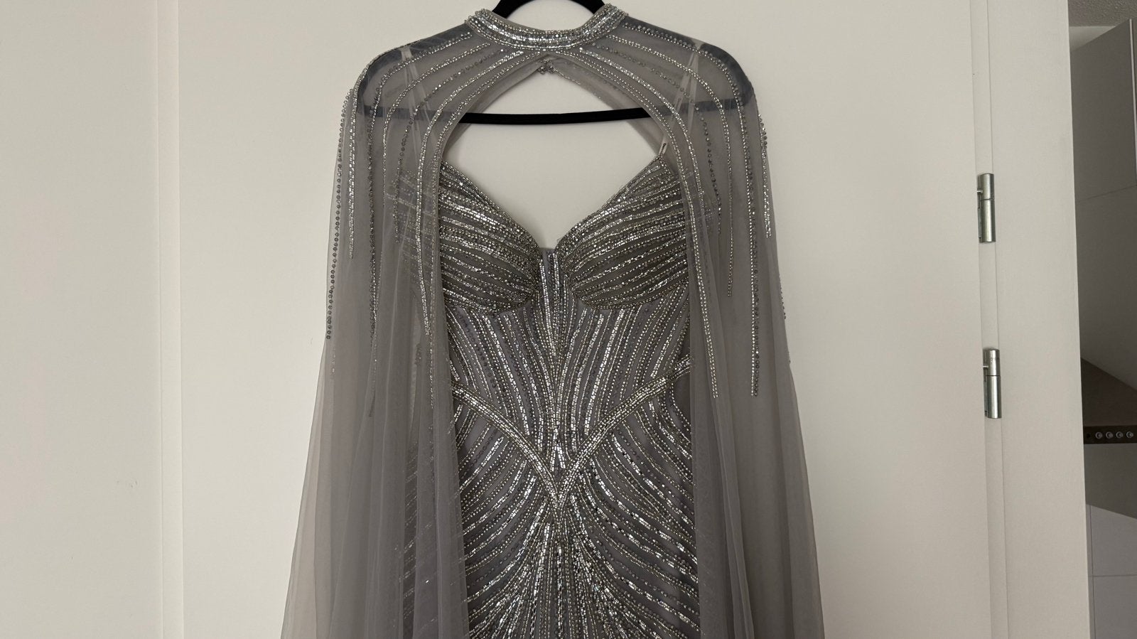 Prachtige zilveren galajurk met cape, maat 38-40, Kleding | Dames, Gelegenheidskleding, Galajurk, Zo goed als nieuw, Grijs, Ophalen