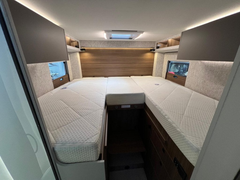 LMC Cruiser 750 EF face to face 2027 automaat, nieuw model, Caravans en Kamperen, Automaat, Raamblindering, Fiat, Verwarmde buitenspiegels