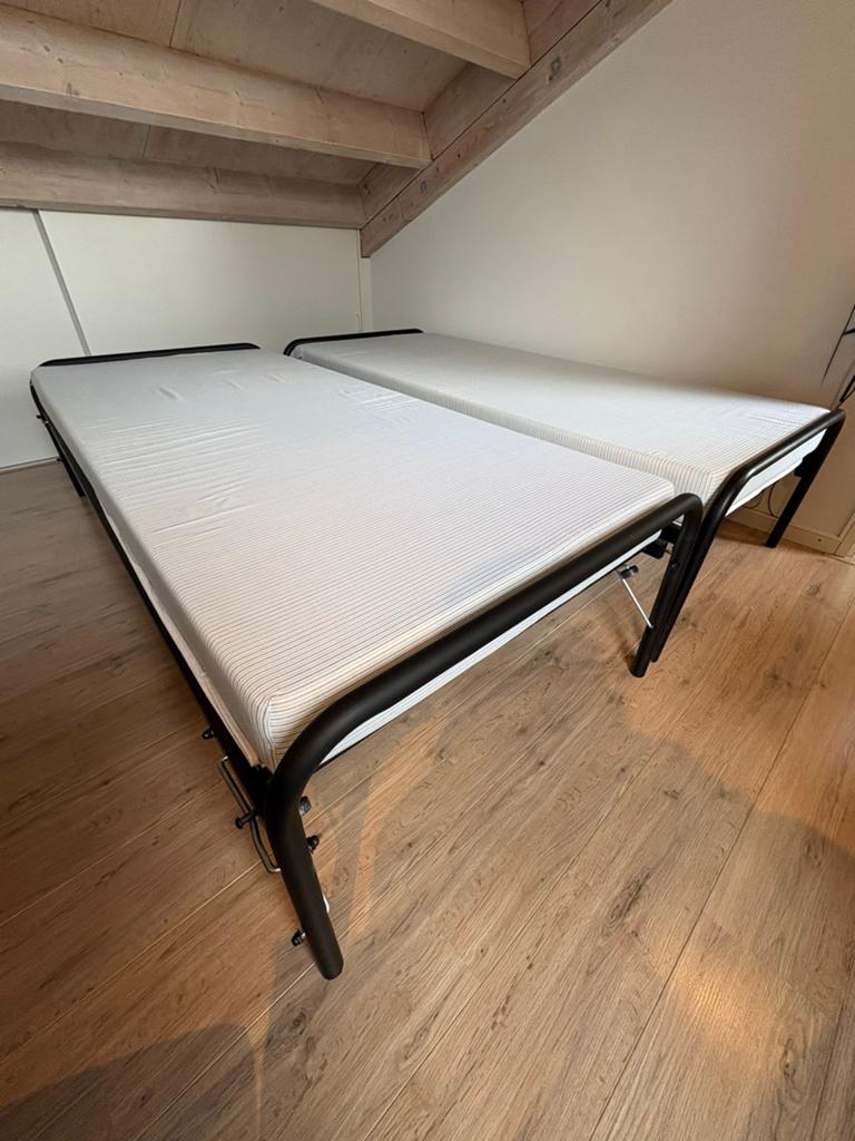 Twee eenpersoonsbedden, uitschuifbaar tot tweepersoons, Huis en Inrichting, Slaapkamer | Bedden, Gebruikt, Tweepersoons, 90 cm