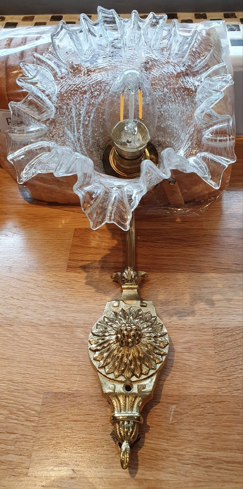 Vintage wandlamp met glazen kap en messing armatuur, E14 (klein), Ophalen of Verzenden, Zo goed als nieuw, Wandlamp