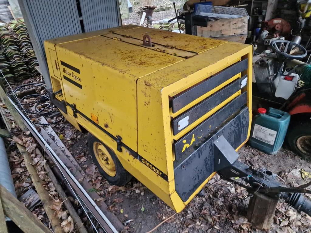 Te huur mobiele compressor 3m2, Doe-het-zelf en Verbouw, Compressors, Gebruikt, 6 tot 10 bar, 100 liter of meer, 800 liter/min of meer