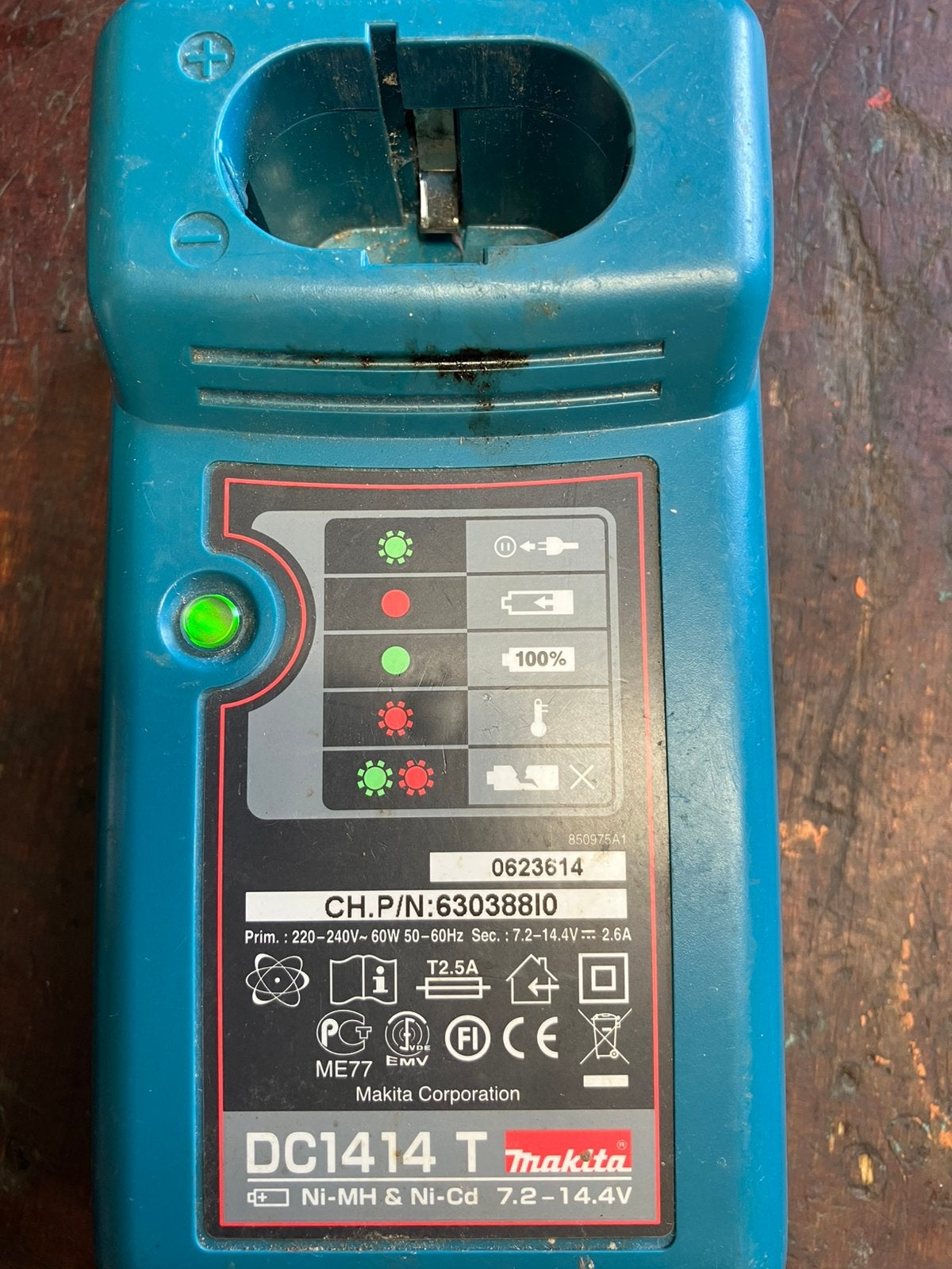 Makita laadapparaat 14,4 Volt, Ophalen of Verzenden, Gebruikt