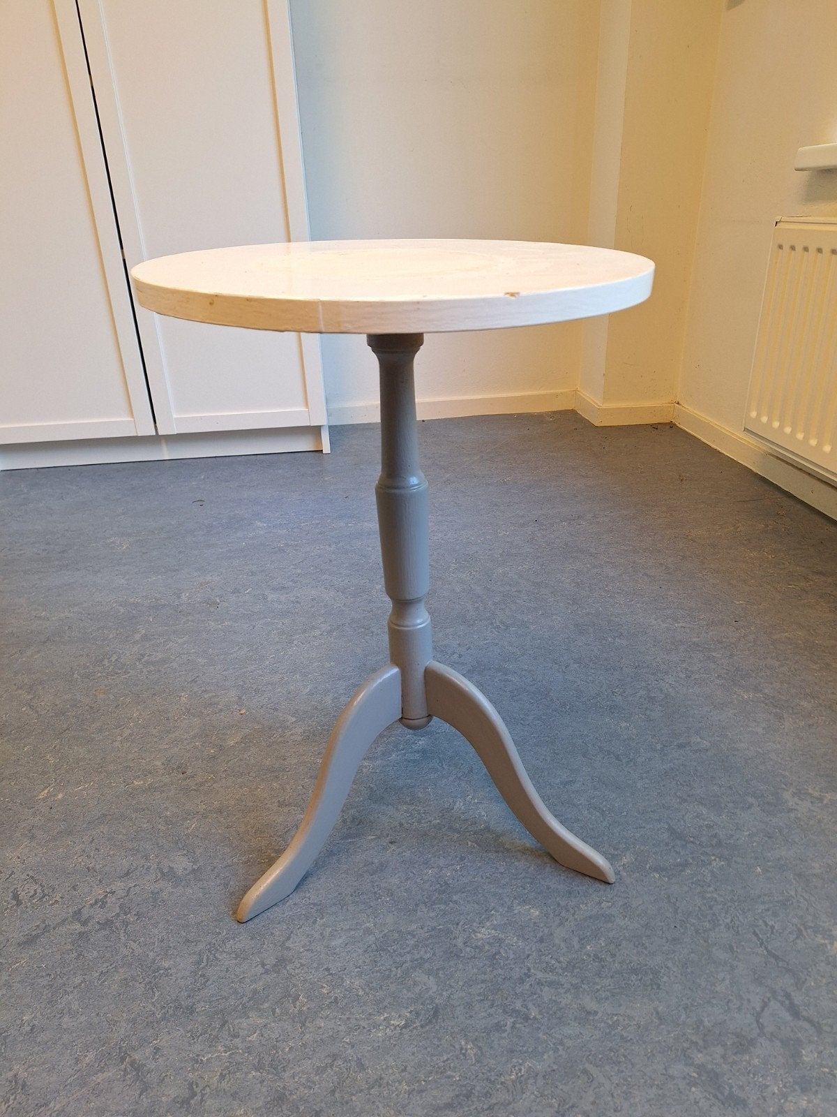 Ronde bijzettafel, wit met grijs onderstel, Huis en Inrichting, Ophalen, Minder dan 55 cm, Gebruikt, Rond