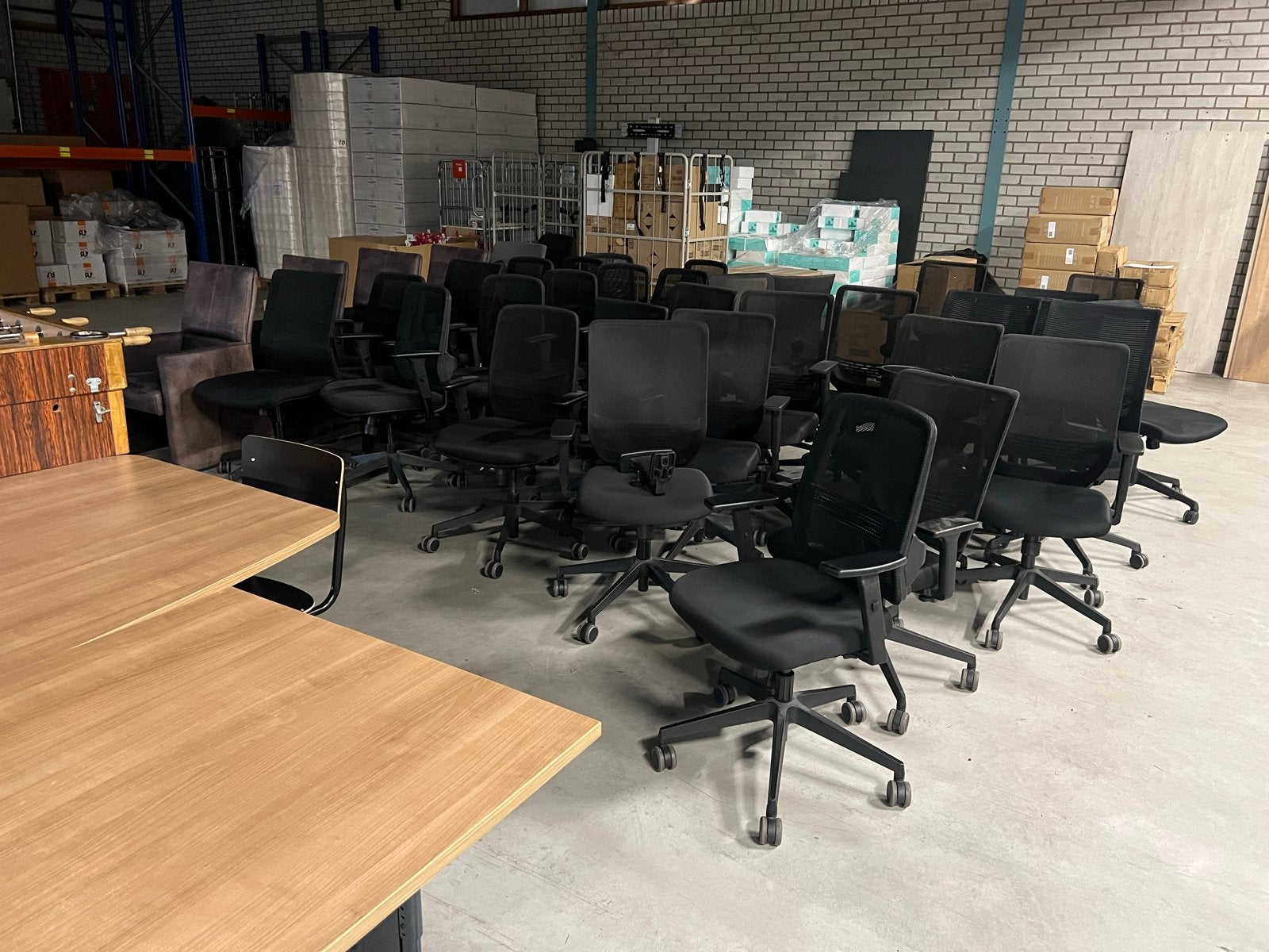 Partij kantoormeubelen: bureaus, stoelen, tafels, lockers, Archief en Opbergen, Ophalen, Gebruikt, Complete inventaris