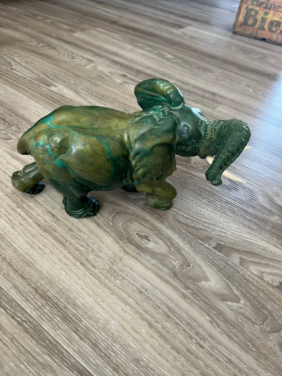 Groen geoxideerd olifantenbeeld met slagtanden, Ophalen of Verzenden, 20 - 50 cm, Overige materialen, Beeld