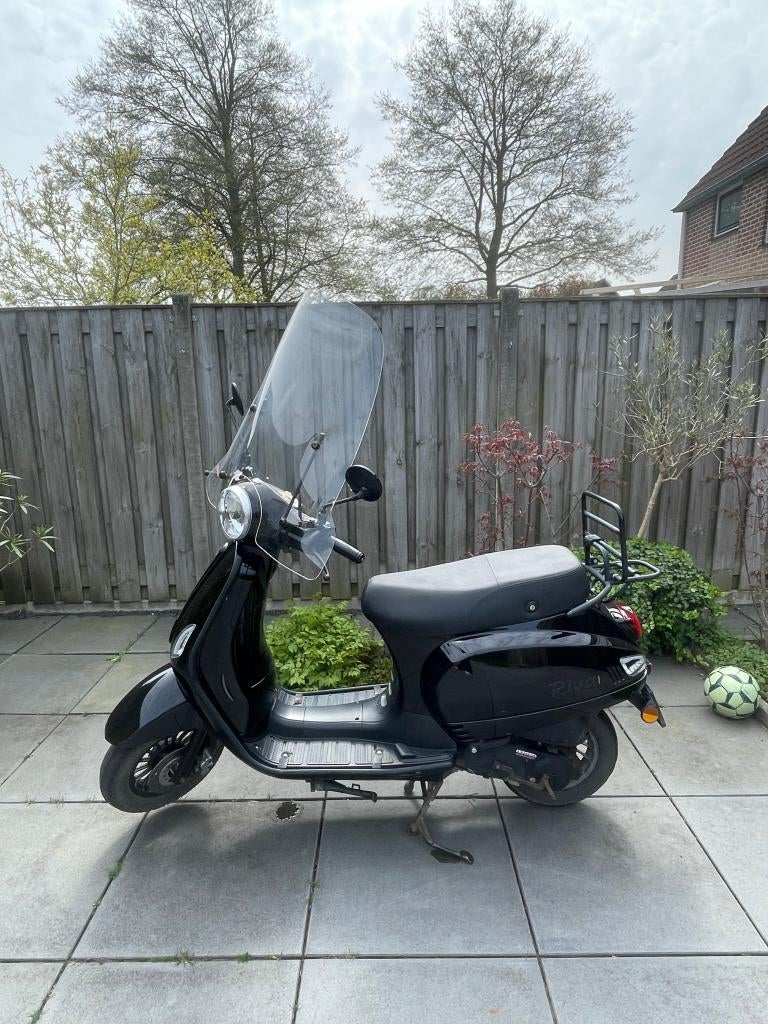 Zwarte Riva Scooter, Fietsen en Brommers, Scooters | Overige merken, Ophalen, Gebruikt, Maximaal 45 km/u, Benzine
