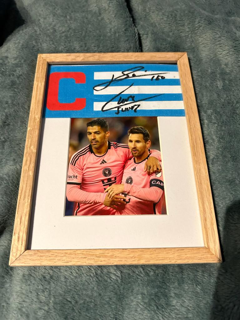 Ingelijste aanvoerdersband gesigneerd door Messi en Suarez, Verzamelen, Sportartikelen en Voetbal, Ophalen of Verzenden, Zo goed als nieuw