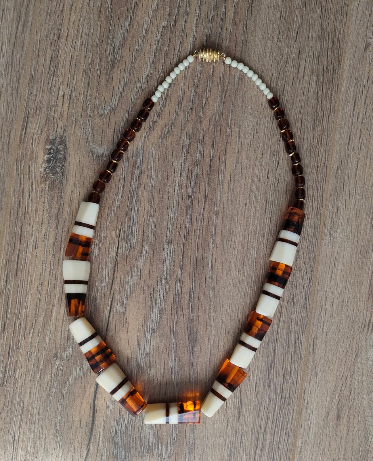 Bijzondere vintage bruin-beige lucite & glas ketting., Sieraden, Tassen en Uiterlijk, Ophalen of Verzenden, Zo goed als nieuw