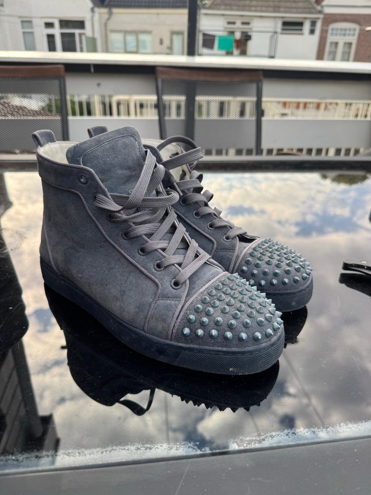Christian Louboutin Sneakers met studs - Grijs, Ophalen of Verzenden, Gedragen, Overige kleuren, Sneakers of Gympen