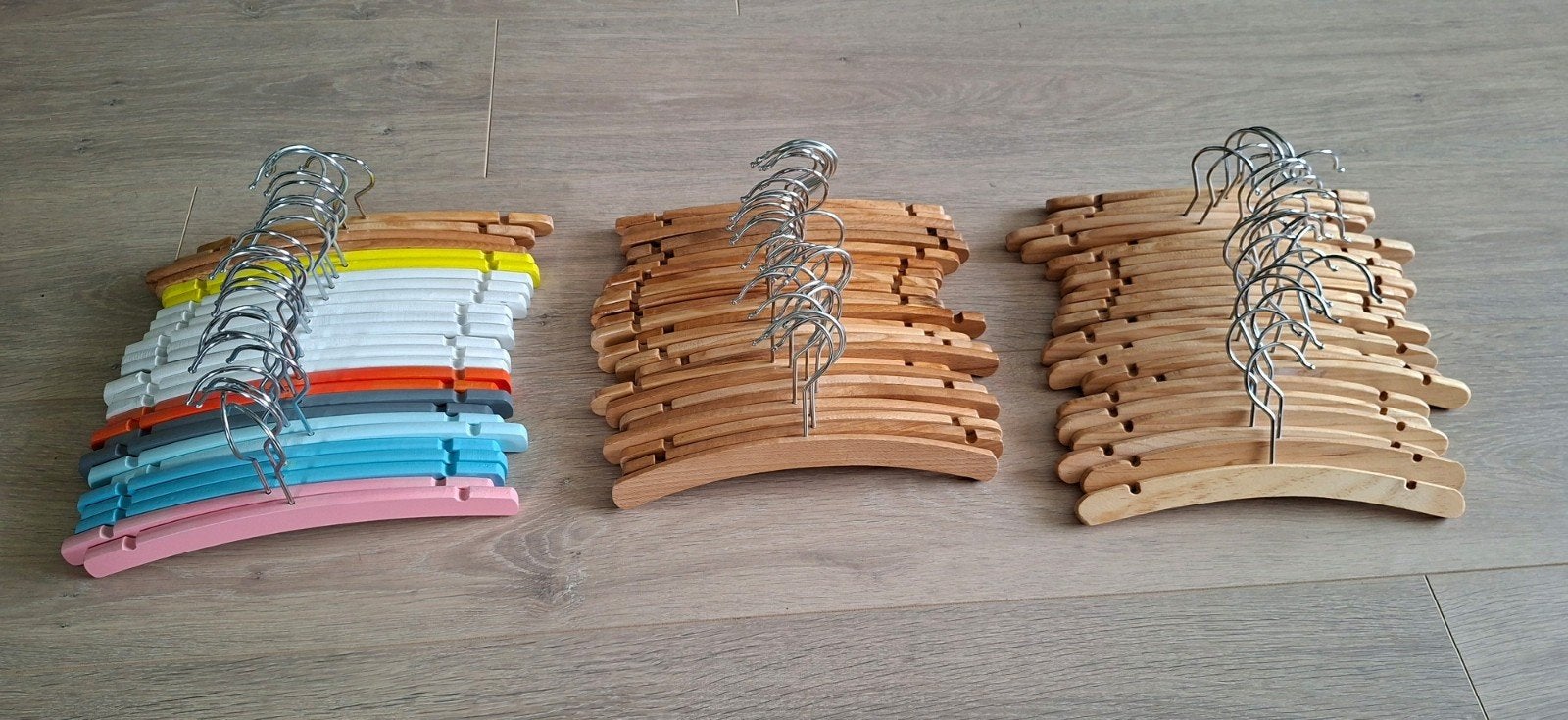 76 houten baby kledinghangers, Ophalen, Zo goed als nieuw