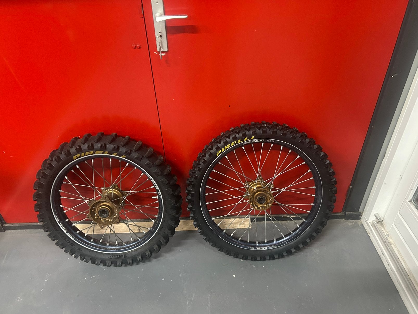 Cross wielen exel velgen universeel met banden pirelli, Motoren, Ophalen, Nieuw