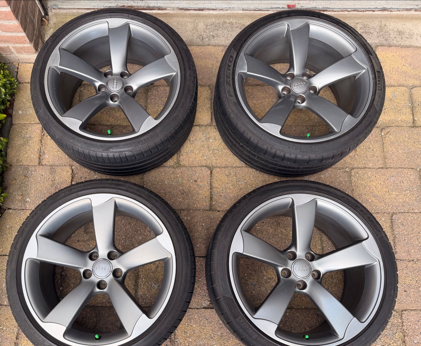 Set van 4 Audi 19 inch velgen met Pirelli zomerbanden, 19 inch, Gebruikt, 255 mm, Banden en Velgen