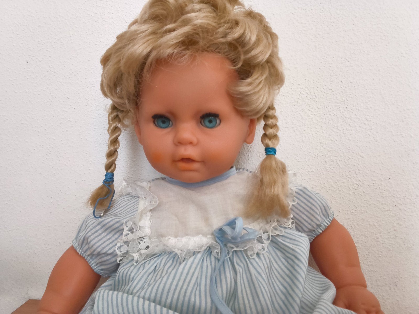 Vintage Babypop met blauwe ogen en blond haar, Ophalen of Verzenden, Gebruikt, Babypop