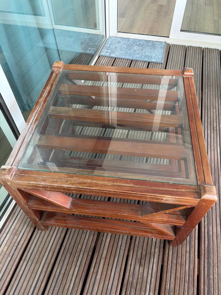 Bijzettafeltje van hout en glas (iets verweerd), Huis en Inrichting, Tafels | Bijzettafels, Gebruikt, Vierkant, 55 tot 75 cm, Hout