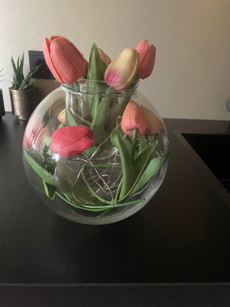 Glazen vaas met kunsttulpen en verlichting, Ophalen of Verzenden, Zo goed als nieuw, Rond, Glas