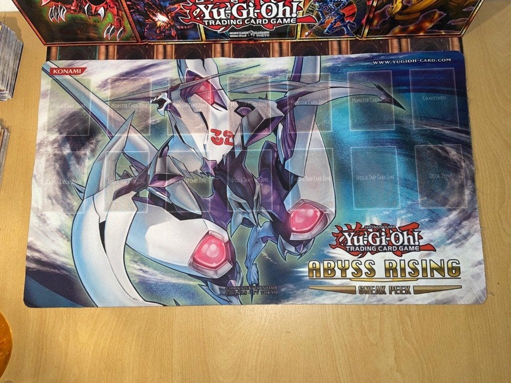 Yu-Gi-Oh! Abyss Rising Sneak Peek Playmat, Ophalen of Verzenden, Zo goed als nieuw, Overige typen