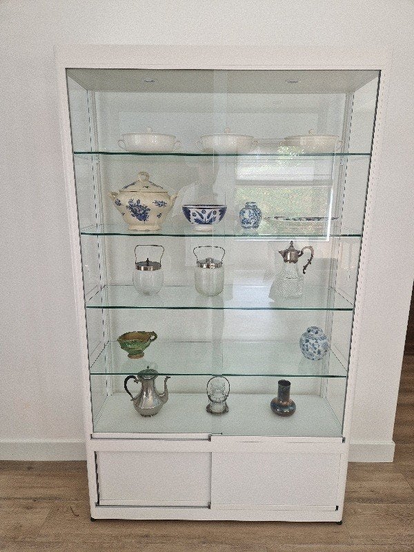 Glazen vitrinekast met verlichting en schuifdeuren, Ophalen, Glas, Met deur(en), 100 tot 150 cm