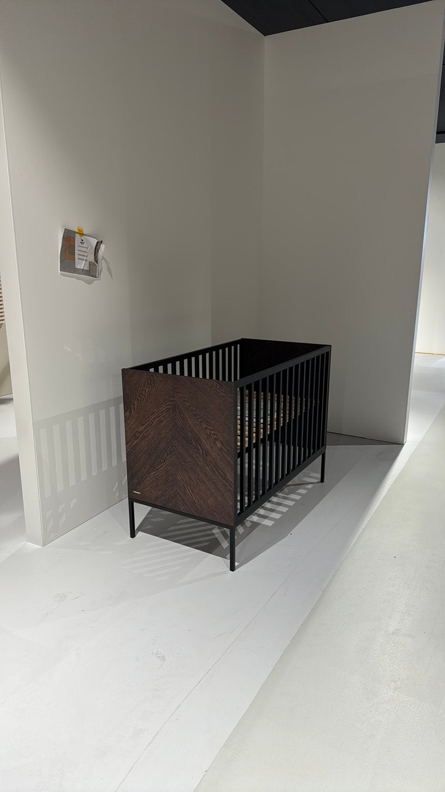 Kidsmill Vince Babybed Black / Walnut 60 x 120 cm, Ophalen, Zo goed als nieuw, Ledikant