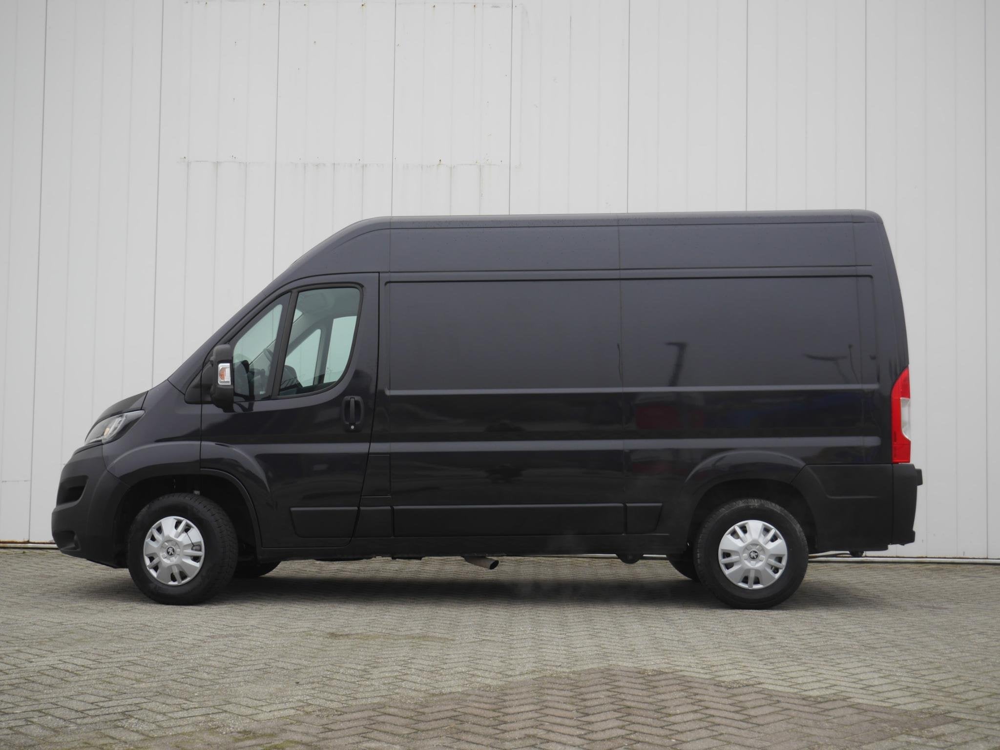 Peugeot Boxer 333 2.2 BlueHDi 140 L2H2 Premium 140 Pk | 3-Zi, Stof, Gebruikt, 4 cilinders, 2500 kg