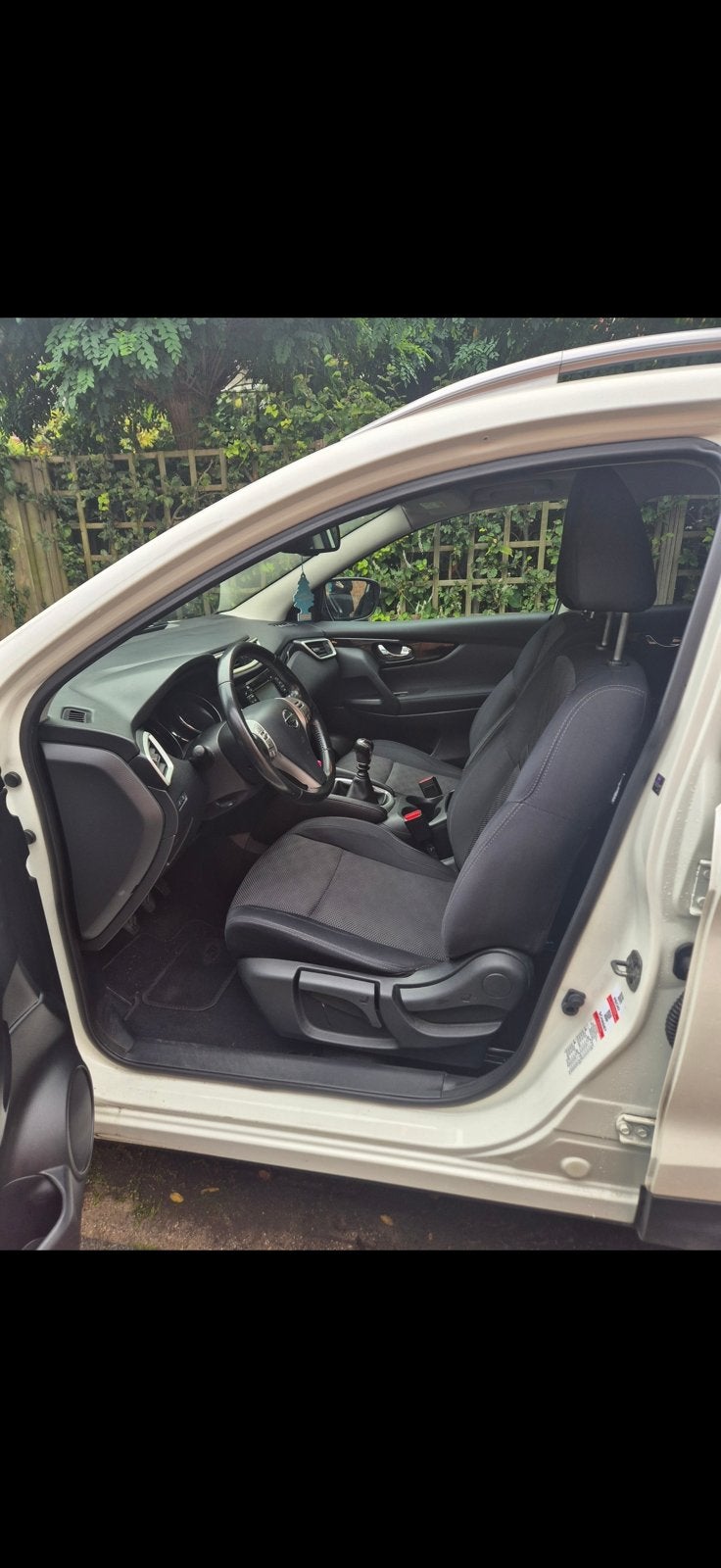 Nissan Qashqai 1.2 Dig-t 85KW 2WD 2015 Wit, Voorwielaandrijving, Stof, Zwart, 4 cilinders