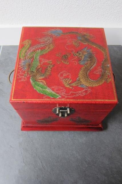 Lederen chinese opium kist draken beschilderd chinees nieuw, Huis en Inrichting, Overige materialen, Nieuw, Minder dan 50 cm, Ophalen of Verzenden