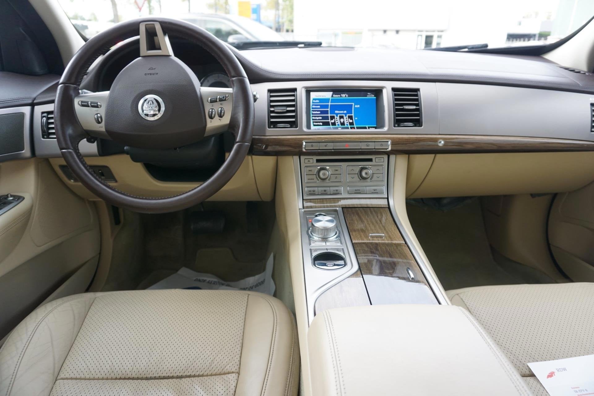 Jaguar XF 3.0D V6 Premium Luxury EX BPM/NAP / LEDER / CAMERA, Auto's, Automaat, Euro 5, Gebruikt, Beige