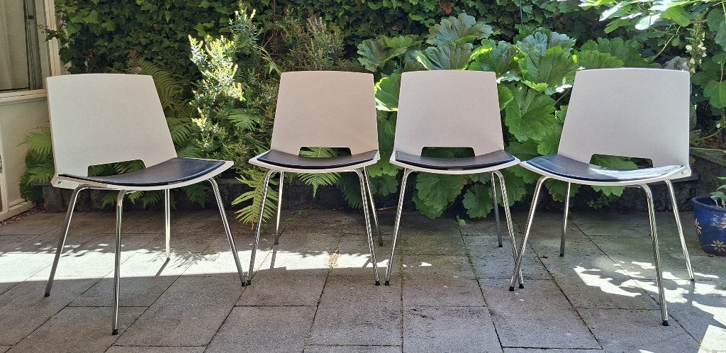 4 Ikea eetkamerstoelen met 4 zwarte leren zittingen., Huis en Inrichting, Stoelen, Ophalen, Wit, Zweeds, Zo goed als nieuw