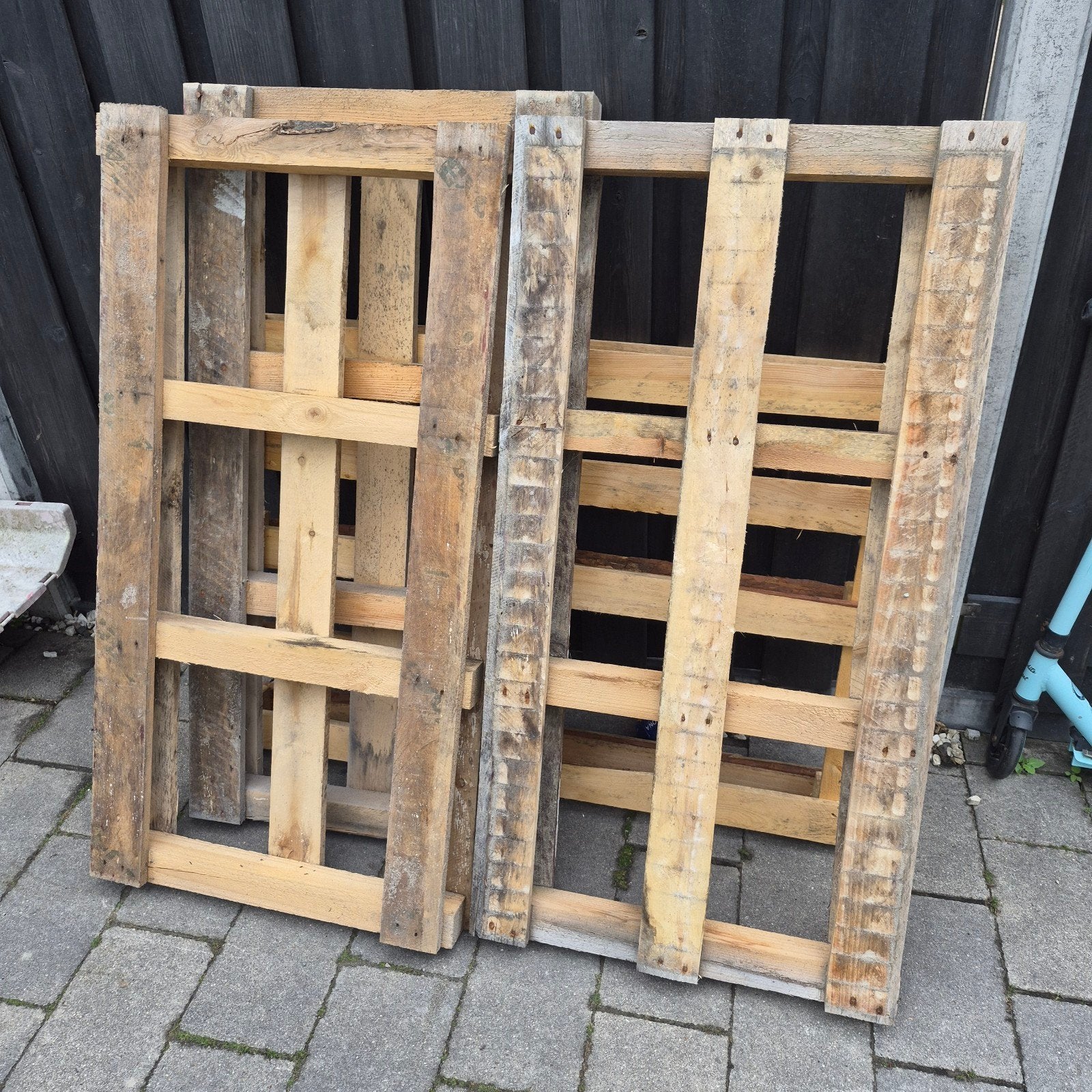 Gratis af te halen: 4 kleine en 1 grote houten pallet, Ophalen