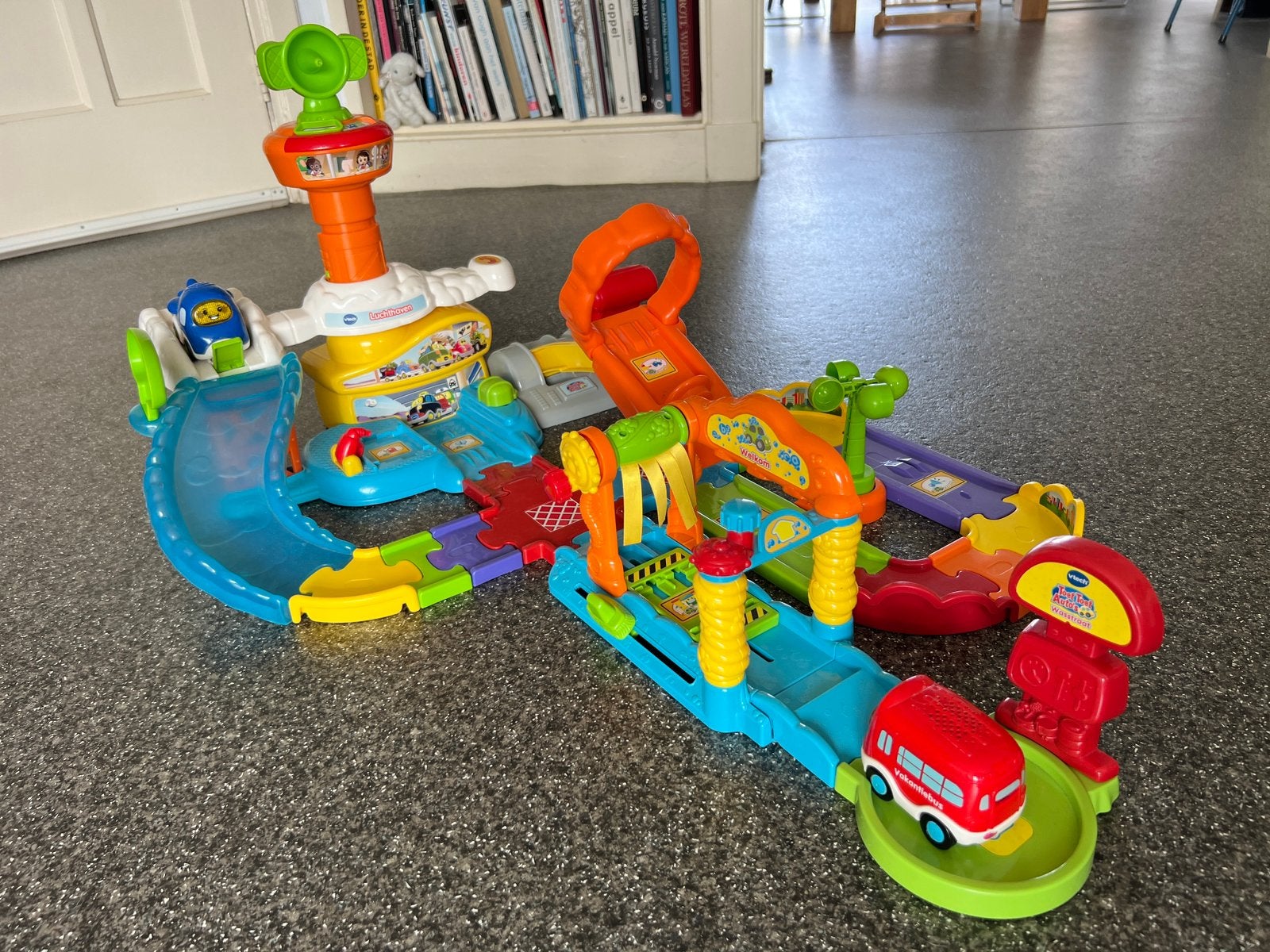 VTech toet toet vliegveld en wasstraat, Ophalen, Gebruikt, 2 tot 4 jaar